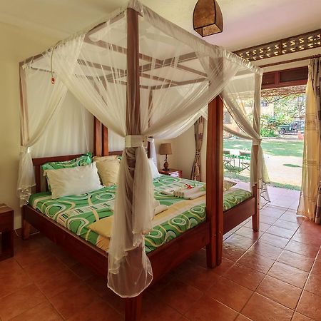Airport Guesthouse Энтеббе Экстерьер фото